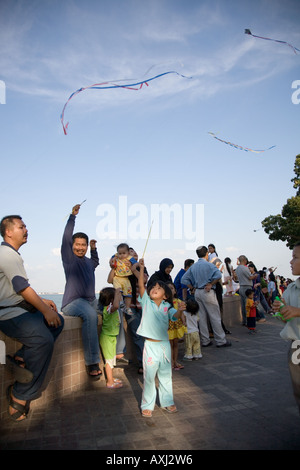 Kinder Drachen steigen bei Weld Quay, Georgetown, Penang, Malaysia. Stockfoto