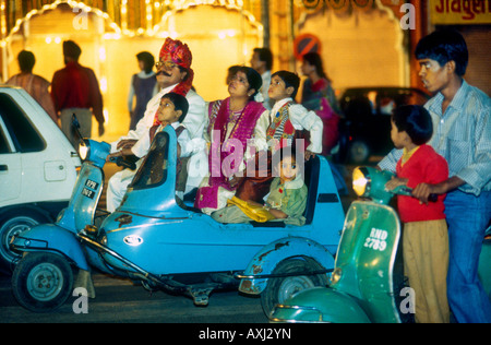 Hindu Familienausflug zusammengepfercht auf kleinen Motorroller feiern in der Nacht beim Festival von Diwali in Jaipur Rajasthan, Indien Stockfoto