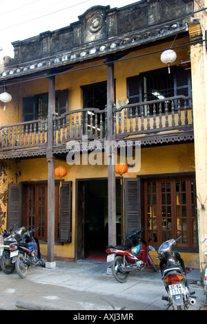 Doppel-stöckige Fachwerk-Shop verkaufen Artikel hauptsächlich aus Seide in Hoi An Vietnam Stockfoto