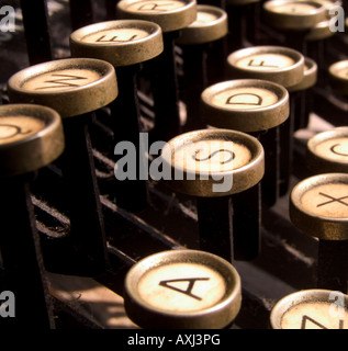 Nahaufnahme eines schmutzigen alten altmodische Retro-Stil-Schreibmaschine, teilweise unscharf. Stockfoto