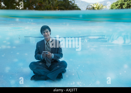 Südamerikanischen Geschäftsmann im Schwimmbad Stockfoto