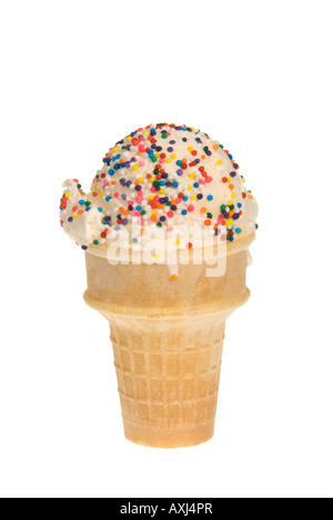 Ein Vanille Eis mit Süßigkeiten Streusel isoliert auf weiss Stockfoto