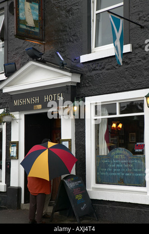 Touristen, die gerne Mishnish Pub und Hotel am Meer, Tobermory, Isle of Mull, Westküste von Schottland, Vereinigtes Königreich Stockfoto