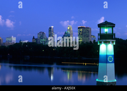 BLICK AUF SKYLINE VON MINNEAPOLIS, MINNESOTA VON BOOM-INSEL-PARK ENTLANG DES MISSISSIPPI RIVER.  LEUCHTTURM IM VORDERGRUND. EINBRUCH DER DUNKELHEIT. Stockfoto