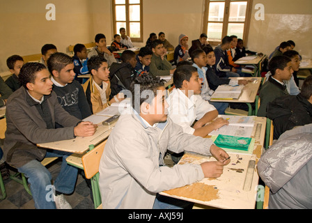 Schülerinnen und Schüler im Englischunterricht an der islamischen Kunst und Kunstgewerbeschule, Tripoli, Libyen. Stockfoto