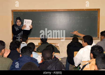 Schüler und Lehrer im Englischunterricht an der islamischen Kunst und Kunstgewerbeschule, Tripolis, Libyen, Nordafrika. Stockfoto