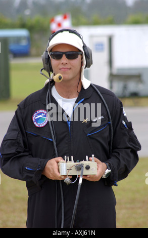 Guy Dekel der israelischen Armee Piloten eines unbemannten (UAV) mit Funkgeräten Kontrolle über Singapur fliegen. Stockfoto