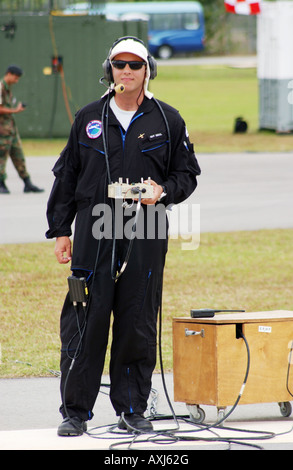 Guy Dekel der israelischen Armee Piloten eines unbemannten (UAV) mit Funkgeräten Kontrolle über Singapur fliegen. Stockfoto