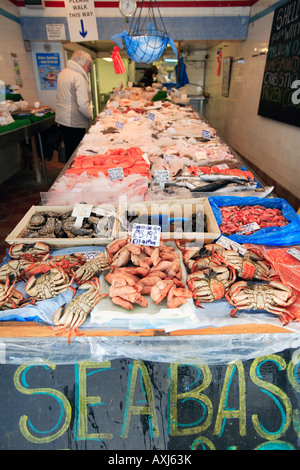 Vereinigtes Königreich Essex Leigh am Meer einem nassen Fisch in einem Fischhändler-Shop anzeigen Stockfoto