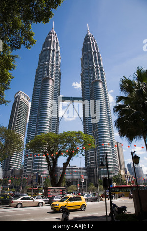 Petronas Twin Towers und ein yellow Cab vorne vorbei. Kuala Lumpur. Malaysien. Stockfoto