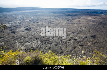 Der Boden des Kilauea Caldera von Kilauea Aussichtspunkt in Hawai ' i Vocanoes National Park aus gesehen Stockfoto