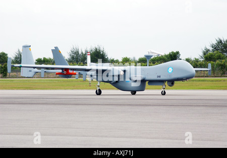 Die Heron unmanned aerial vehicles (UAV) landet auf einem Armeestützpunkt in Singapur. Stockfoto