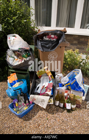 Verpackung und Papier gesammelt für das recycling von einem Haushalt in einer Woche Stockfoto