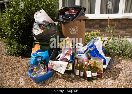 Verpackung und Papier gesammelt für das recycling von einem Haushalt in einer Woche Stockfoto