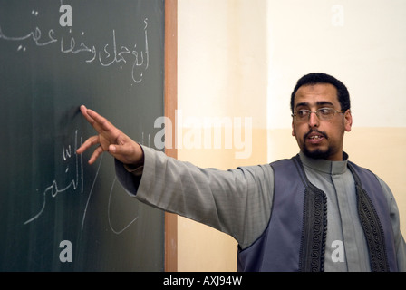 Lehrer unterrichten Arabisch an der islamischen Kunst und Kunstgewerbeschule, Tripoli, Libyen. Stockfoto
