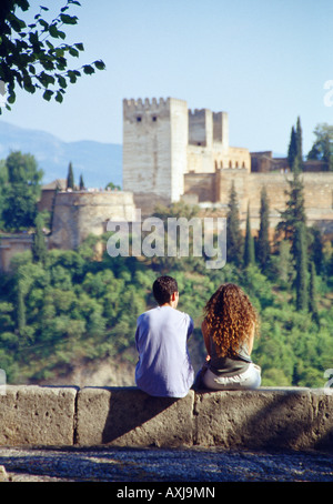 Junges Paar Blick auf die Alhambra. Mirador de San Nicolas. Albaicin. Granada. Andalusien. Spanien. Stockfoto