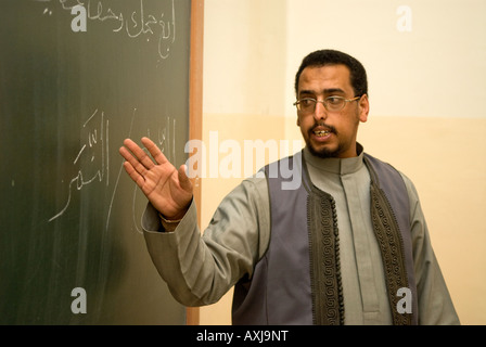 Lehrer unterrichten Arabisch an der islamischen Kunst und Handwerk Schule Tripolis Libyen Stockfoto