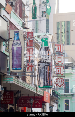 Alten Leuchtreklamen über Macau Straße Stockfoto