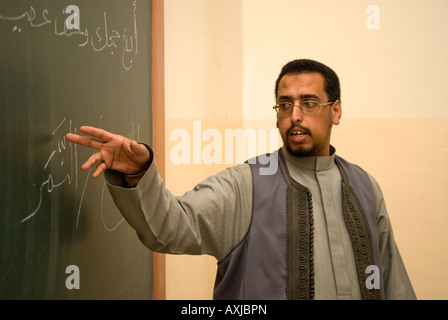 Lehrer unterrichten Arabisch an der islamischen Kunst und Handwerk Schule Tripolis Libyen Stockfoto