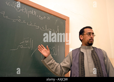 Lehrer unterrichten Arabisch an der islamischen Kunst und Handwerk Schule Tripolis Libyen Stockfoto