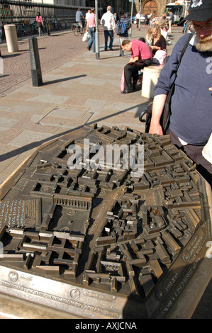 Messing-Karte von Cambridge City mit Braille System Informationen vor der großen Marienkirche Stockfoto