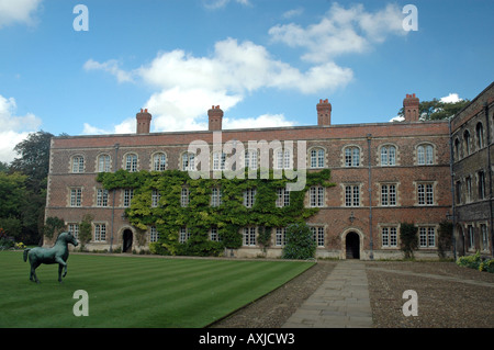 Erster Hof, im Norden Palette von Jesus College, mit bronzenen Pferd Statue von Barry Flanagan in Cambridge, UK Stockfoto