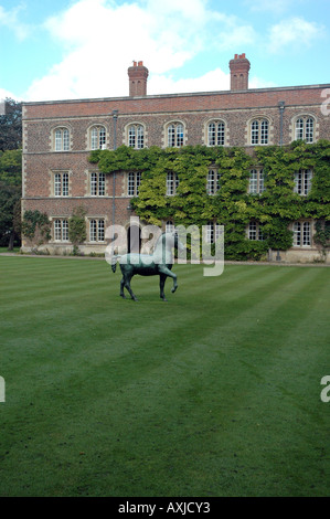 Erster Hof, im Norden Palette von Jesus College, mit bronzenen Pferd Statue von Barry Flanagan in Cambridge, UK Stockfoto