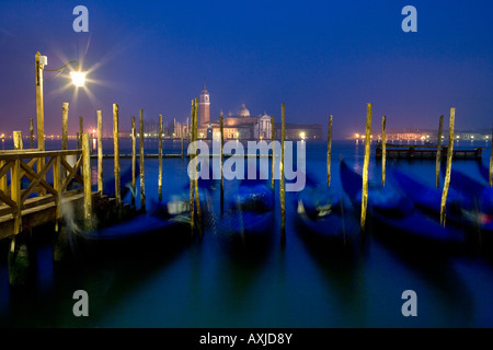 Gondeln auf San Marco Blick über Insel San Giorgio Maggiore und Lagune im Morgengrauen, Venedig, Italien. Stockfoto