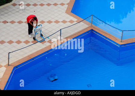 Mann im Schwimmbad Reinigung Stockfoto