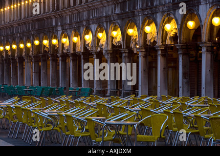 Leeren Stuhlreihen außerhalb Cafés in Saint Markusplatz, Venedig, Italien Stockfoto