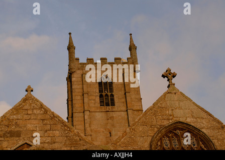 Der Turm der Pfarrkirche von St. Ia gegen einen Morgenhimmel Stockfoto