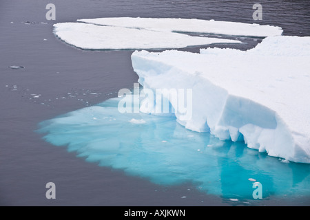 Riesiger Eisberg im antarktischen Ozean in der Nähe von Paulet Insel schweben Stockfoto