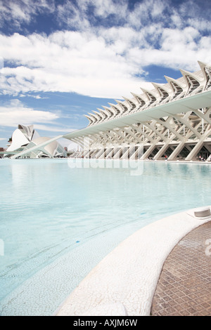 "Ciudad de Las Artes y Las Ciencias" oder "Stadt der Künste und Wissenschaften", entworfen von Santiago Calatrava in Valencia, Spanien. Stockfoto