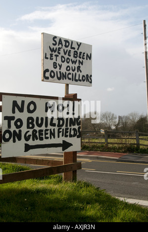 Handgeschriebene Schilder von Anwohnern gegen Neubaugebiet am Greenfield Website Llanon Dorf West Wales UK Stockfoto