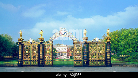 Goldene Tor und Rathaus, Sankey Street, Warrington, England Stockfoto