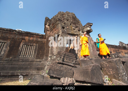 Zwei Mönche auf Steinen an Wat Phu stehend Stockfoto