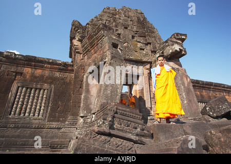 Mönch auf Ruinen von Wat Phu Champasak Stockfoto