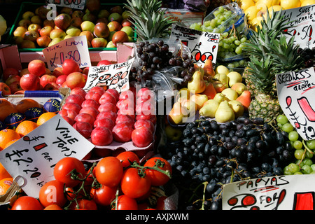 Vegetarische Bauernhof Essen Straßenmarkt Anbieter Kauartikel Shop Shop traditionelle mobile Stand Keeper Einzelhandel Apfel orange Gebüsch Pfeffer Stockfoto