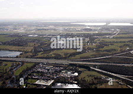 Hohen Niveau schrägen Luftbild östlich von Heathrow Flughafen M4 Autobahn Hillingdon London TW6 England UK Feb 2006 Stockfoto