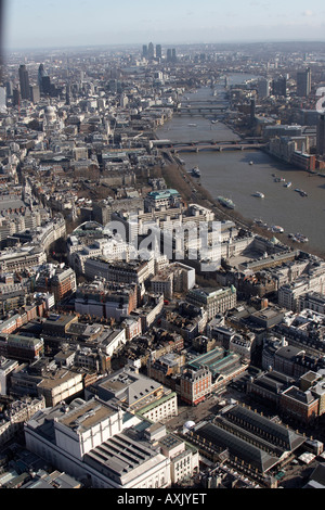 Hohen Niveau schrägen Luftbild östlich von Covent Garten in Richtung Stadt und Canary Wharf London WC2 England UK Feb 2006 Stockfoto