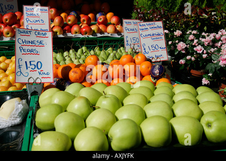 Vegetarische Bauernhof Essen Straßenmarkt Anbieter Kauartikel Shop Shop traditionelle mobile Stand Keeper Einzelhandel Apfel orange Gebüsch Pfeffer Stockfoto