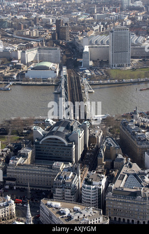 Hohen Niveau schrägen Luftbild südöstlich von Charing Cross Station Hungerford Railway Bridge London WC2 und SE1 England UK 2 Feb Stockfoto