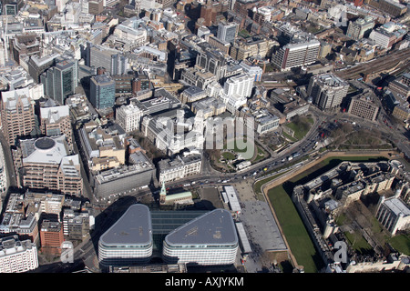 Hohen Niveau schrägen Luftbild Norden östlich von Gebäuden rund um den Tower von London Stadt von London EC3 und E1 England UK Feb 2006 Stockfoto