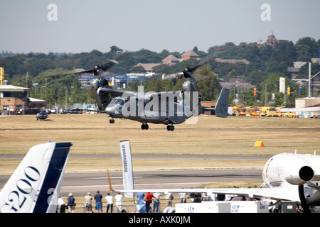 Bell-Boeing V-22 Osprey Flugzeug ausziehen für das Fliegen in Farnborough International Airshow anzeigen Juli 2006 rotierende und feste Stockfoto