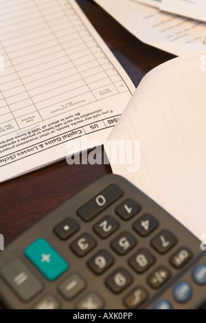 ILLINOIS Riverwoods Taschenrechner und Steuer Formulare für Einkommensteuer Vorbereitung Finanzdokumente Kapitalgewinne und-Verluste Stockfoto