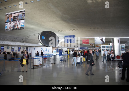 Passagiere in Terminal 2F an Charles De Gaulle Flughafen Paris Frankreich Stockfoto