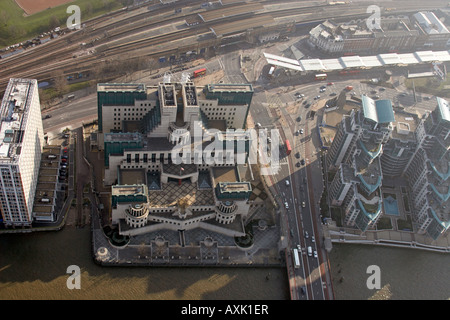 Hohen Niveau schrägen Antenne Viewsouth östlich von Vauxhall Cross MI6 SIS Gebäude London SE11 England UK Januar 2006 Stockfoto