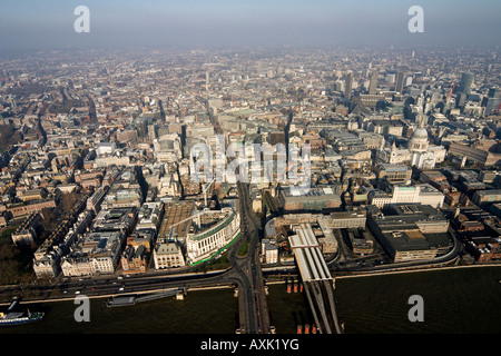 Hohen Niveau schrägen Luftbild nördlich von Blackfriars s Brücke und City of London EG4 England UK Januar 2006 Stockfoto