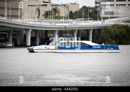 High-Speed-City Cat Katamaran Fähre mit Überführungen in Brisbane Queensland QLD Australien Stockfoto