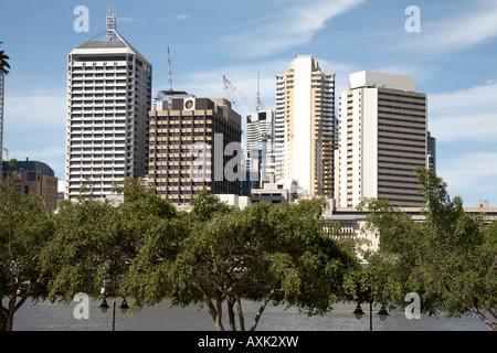 Central Business District über Fluß von South Bank am sonnigen Ufer in Brisbane Queensland QLD Australien Stockfoto